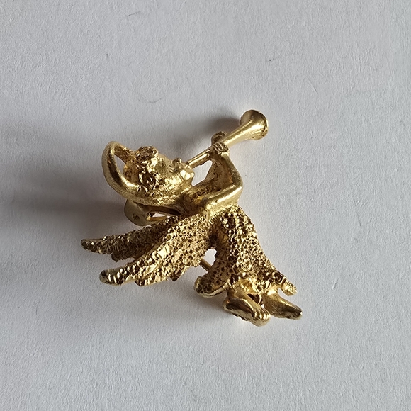 Vintage angel pin guardian brooch angle on my shoulder gold tone - Picture 4 of 5